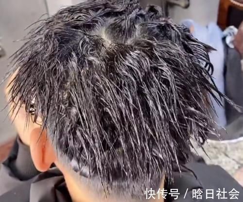 帅哥 小男孩换了款帅气烫发后，整个人居然变得潇洒了，女生：长大一定是帅哥