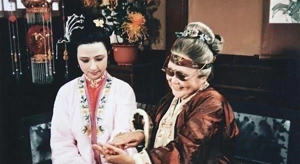 薛姨妈!贾母是怎么对待第一次见面的林黛玉、薛宝钗和尤二姐的?为什么?