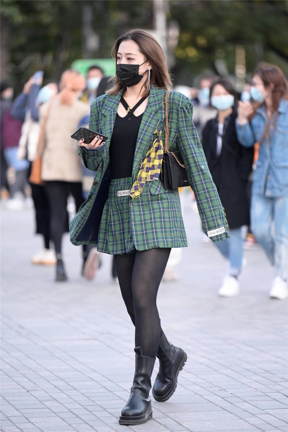 搭配|街拍:初冬时节穿着丝袜,要怎么搭配,时尚姑娘自有办法