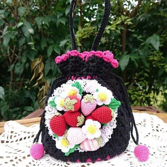 小花片 55款超美的钩花包包,只要会钩不同的花,拼缝在一起,就能做出