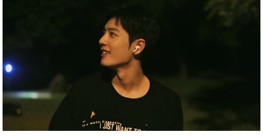 肖战放风筝氛围感大片来袭，是童心未眠，也是压抑太久的天性释放