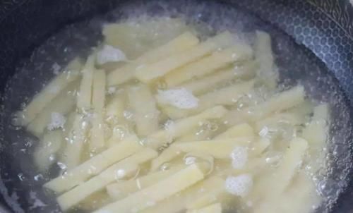 不油炸，热的时候红薯片是软的，简单几步，又酥又脆