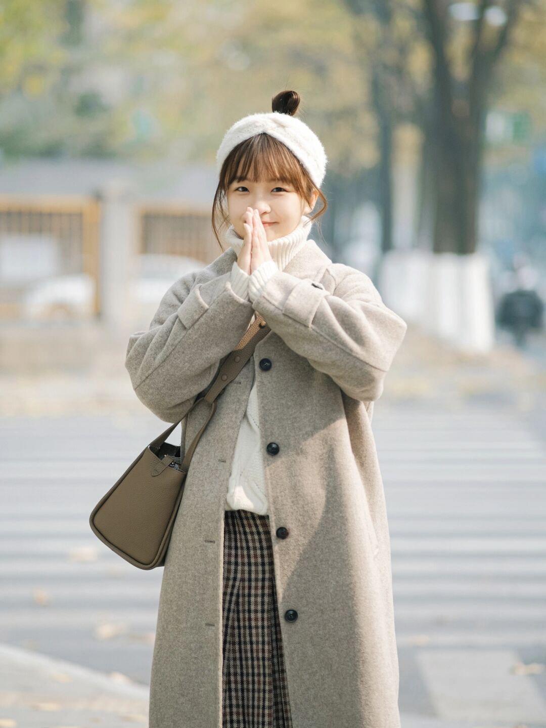 大衣|小个子女生冬季搭配指南|高腰短款羽绒服+宽松直筒牛仔裤,百搭又时尚!