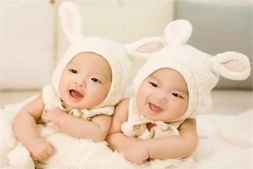 抱抱|双胞胎哥哥放学回家,双胞胎妹妹门口求抱抱,网友:鞋柜放不下了