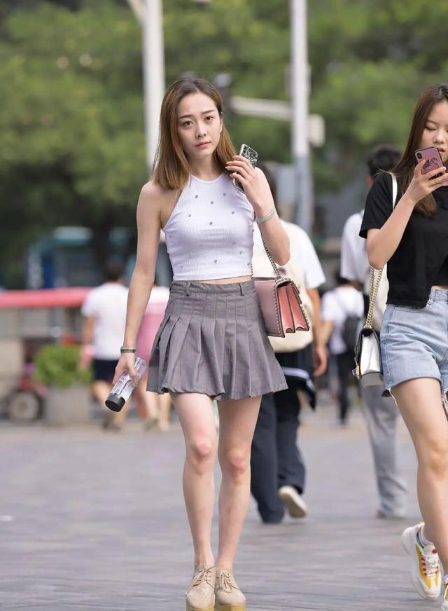 平底鞋 高跟鞋“失宠”了,穿短裙要这么搭鞋子,舒适与气质都有了!