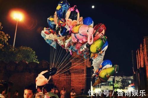 孩子|妈妈带孩子出门,走到小区门口时突然捂住孩子眼睛,网友:真细心