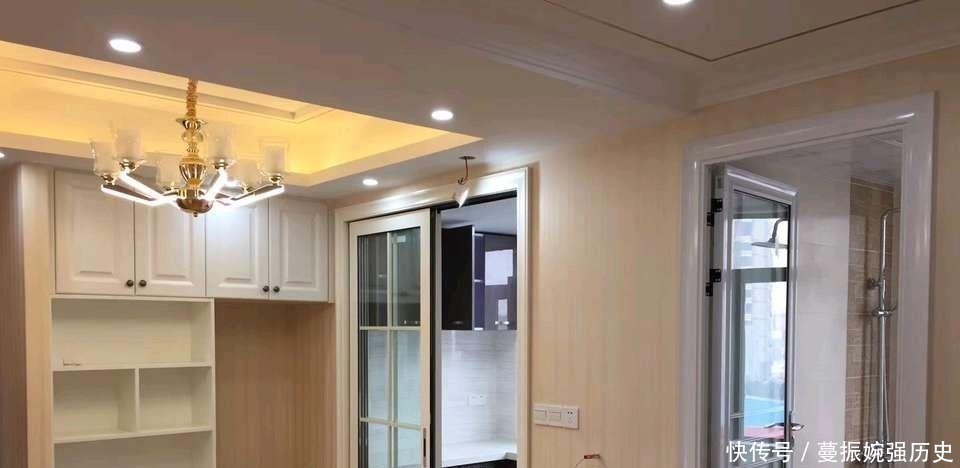 电视墙|刚做完保洁的新房,全屋漂亮极了,电视墙镶金边,估计你没见过