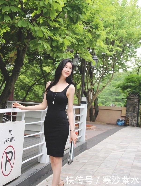 小姐姐|街拍:端庄大方的穿搭却拍出了时尚风,小姐姐功不可没