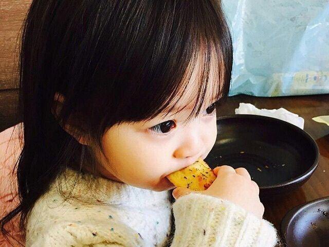 父母|“懒人巨婴”杨锁:刨坑上厕所,烧家具取暖,23岁被饿死家中