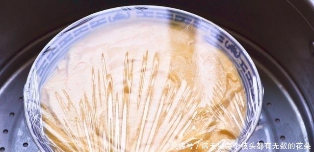 玉米面加入鸡蛋,搅一搅,蒸一蒸,咬一口松软可口,比蛋糕健康