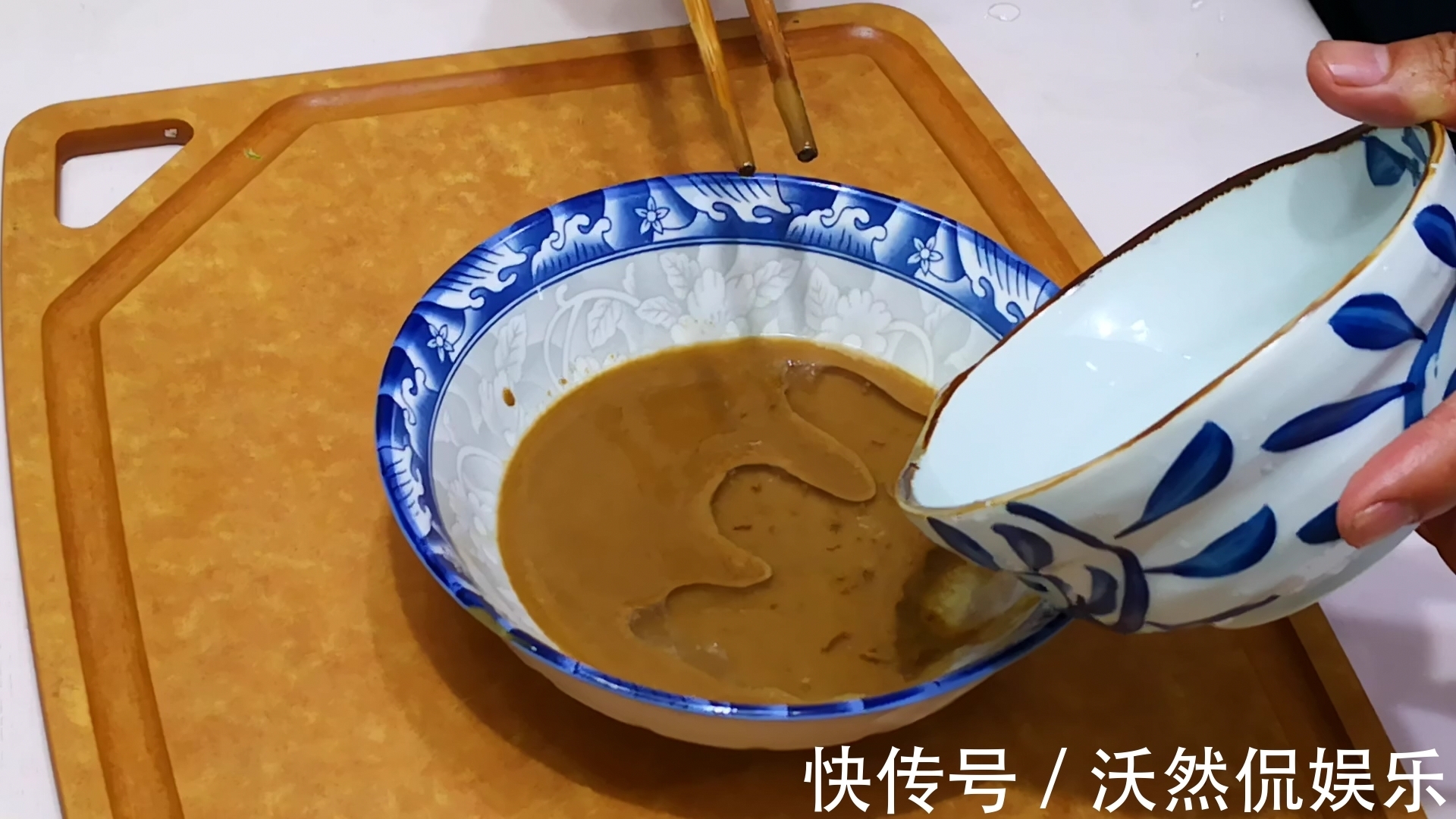 调芝麻酱时,最忌直接加清水!大厨教你正确做法,口感细腻又爽滑