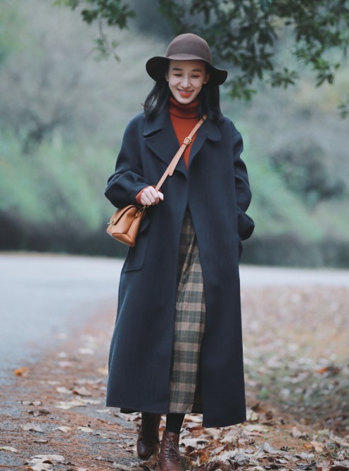 裙装|牛仔裤真烂大街了,这个冬季快穿“过膝半身裙”,比你想象中更遮肉