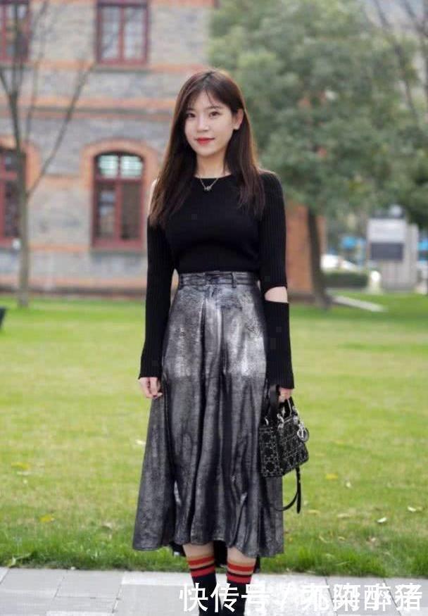 裙子|小姐姐一件黑色吊衫带配上黄色裙子,美感十足