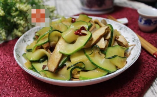 一道素小炒,清新爽口,上桌比肉菜受欢迎