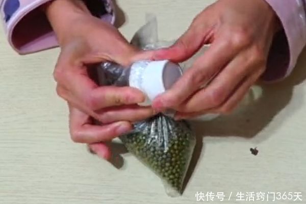 小空药瓶不要扔,中间切一刀套在塑料袋上,家家户户都能用的到!