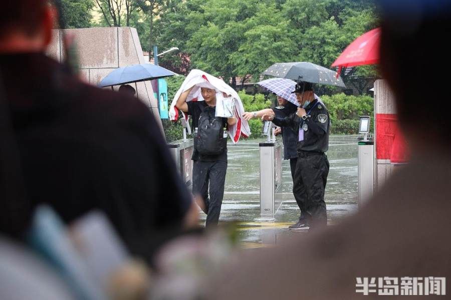 家长|考完正逢大雨，家长老师共造“避雨通道”