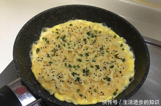 早餐面条这样做,加两鸡蛋平底锅煎一煎五分钟就上桌,解馋还顶饱