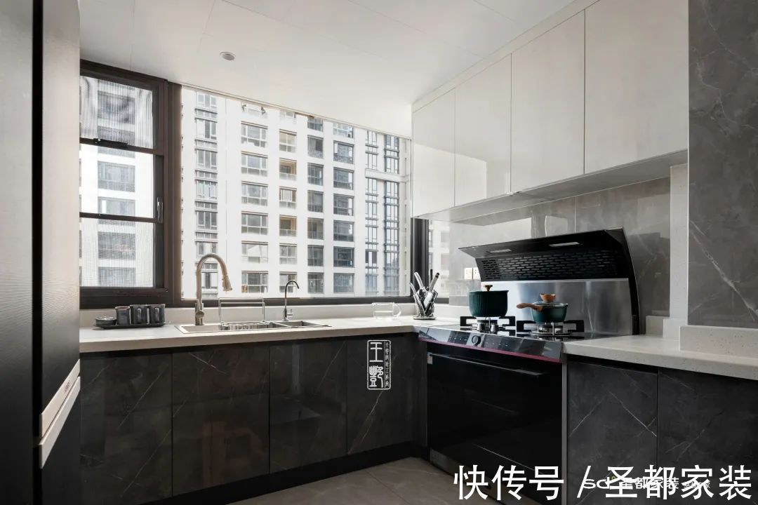 爱马仕|139平4室大户型装修实景效果图,客餐厅开放式布局宽敞大气