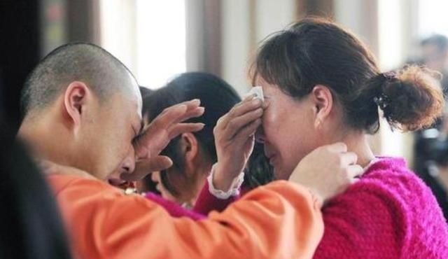 卷子|“妈,我太困了,再睡一分钟”,孩子再也没醒来,妈妈后悔不已