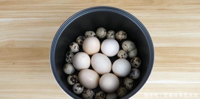 姑娘把鸡蛋放进电饭锅,煮出的茶叶蛋比买的的更香更好吃,真方便