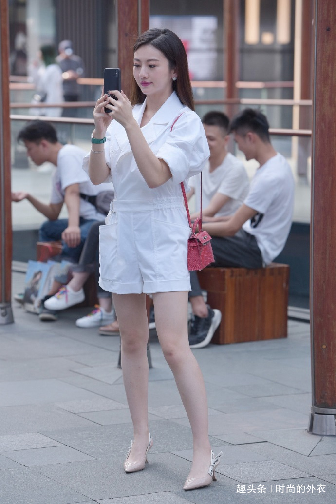 女生们 夏日的清凉着装,连衣短裤让人念念不忘,简约耐看又大方