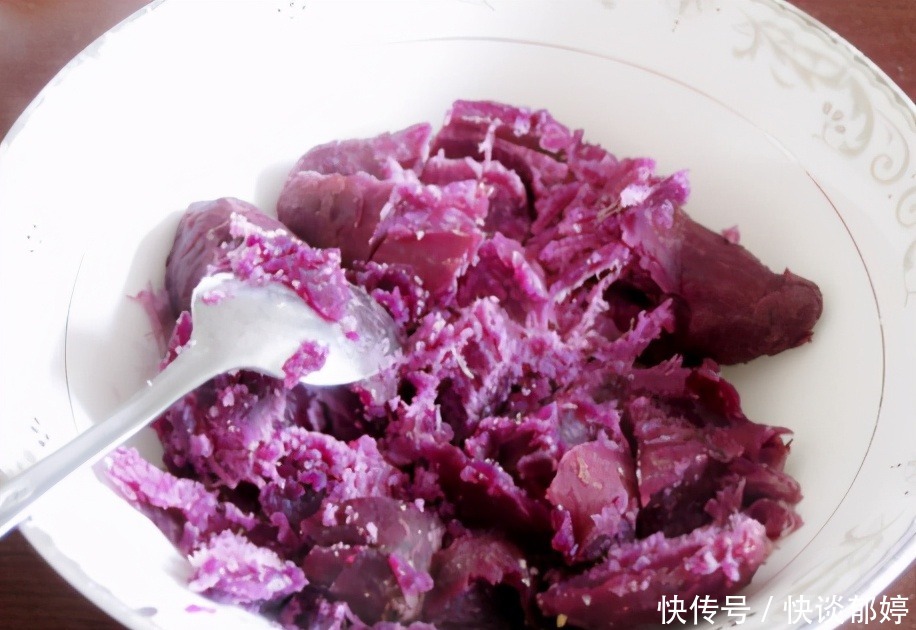 2个紫薯1碗牛奶，上锅蒸一蒸，软糯香甜而不腻，早餐吃还耐饿