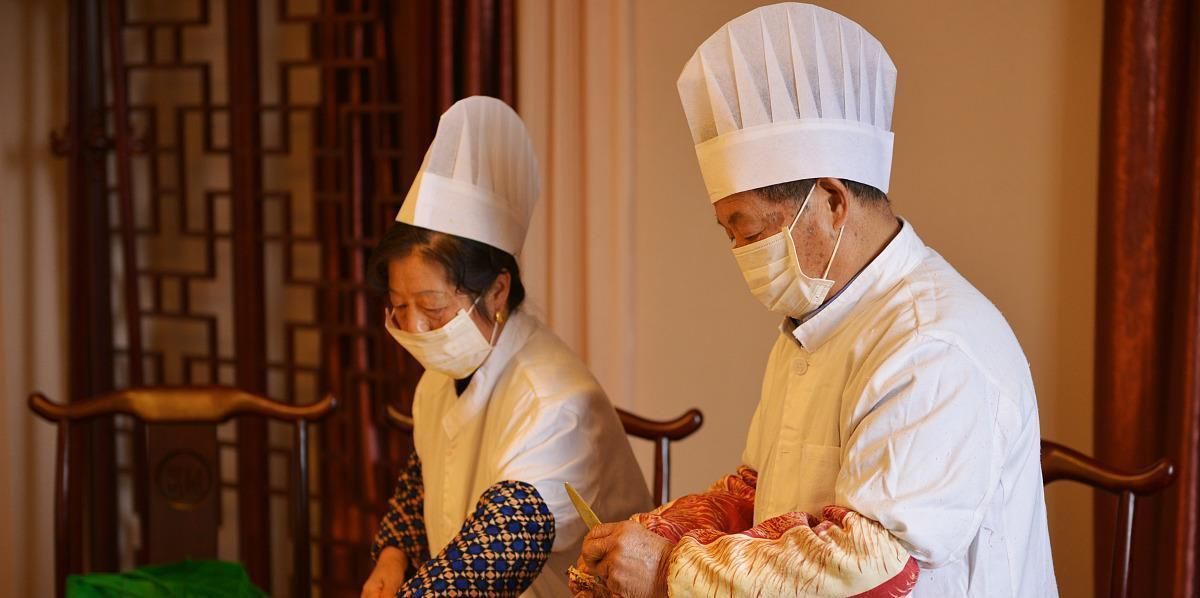 法国人来中国餐馆吃了一份大闸蟹,扔下100元就走,老板立马拦住