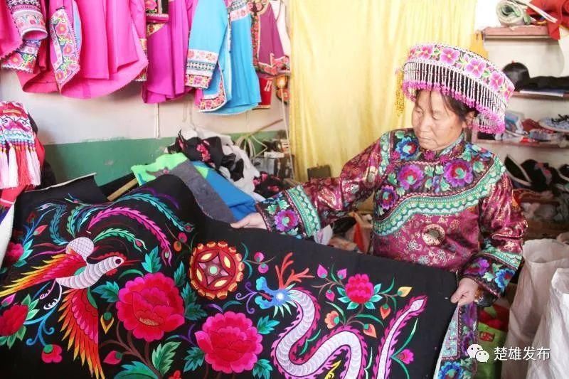  经典|武定彝绣：绽放在布匹上的经典