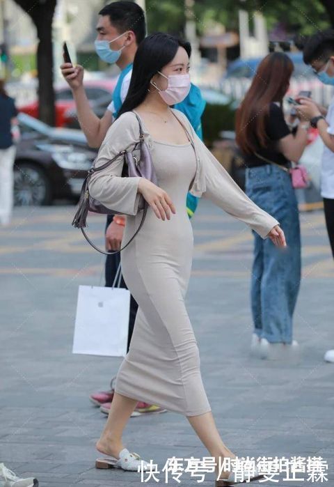 远远的看去就是妥妥的“小仙女”一枚,年轻且美丽