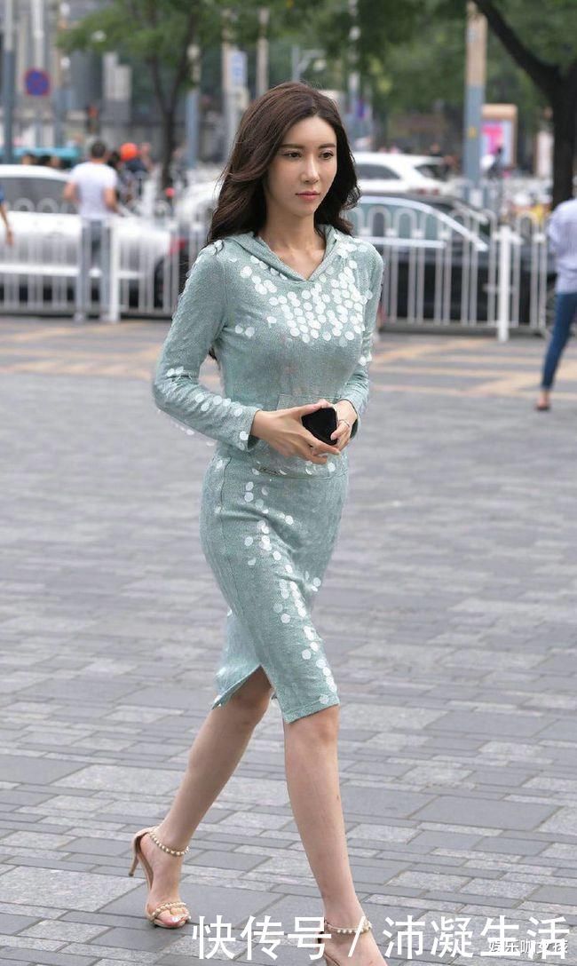 亮片连衣裙|街拍美女：亮片连衣裙搭配高跟凉鞋，让美女成为街头最耀眼的明星