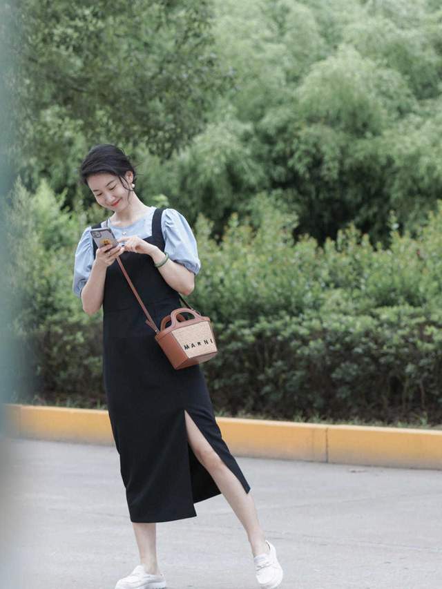 背带裙|牛仔背带裙小个子穿起来超时髦了!内搭白色短袖T恤,好看又减龄