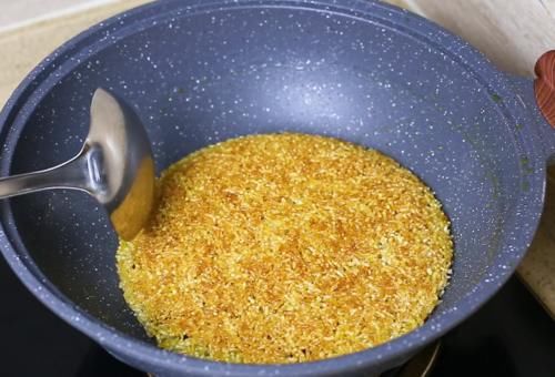  然后铺上一层糯米，老做法教会你，因为自己做的锅巴，就这样一大盘锅巴