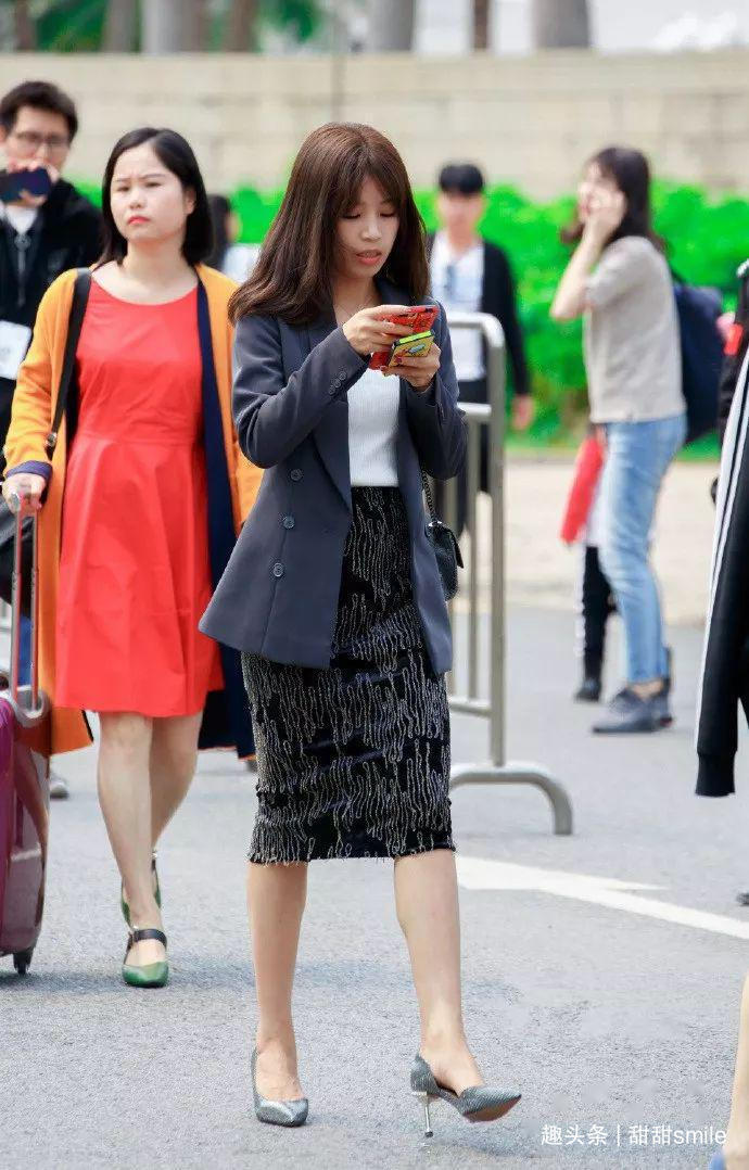 魅力|美女脚上搭配着一双裸色的尖头高跟鞋,看上去十分的有魅力