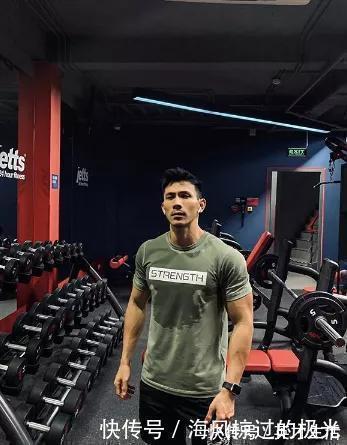 越南|越南小伙练出6块腹肌，还成了健身男模，果然肌肉才是最好的外衣