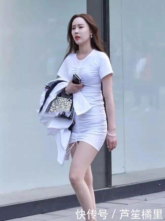 街拍看到小姐姐弯腰穿袜子的样子好迷人,魅力在不经意间散发