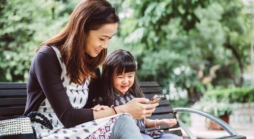 手机|孩子几岁时给配“手机”最好不是10岁,不是15岁,这时间最好