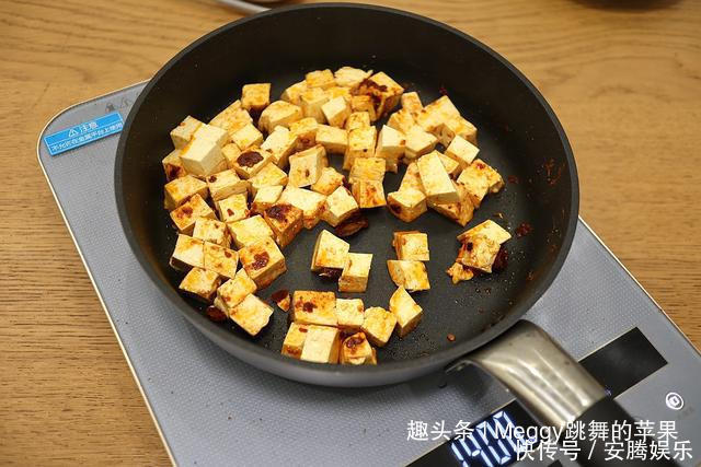 想要豆腐入味不碎,70多岁老妈的方法赞,几滴油不放盐,倍儿香
