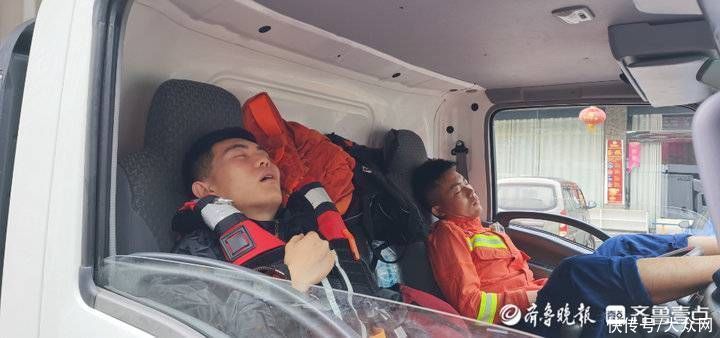 睡着|你们辛苦了！连夜救援后，山东消防员坐在路边睡着