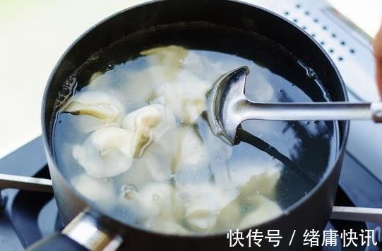 煮饺子是冷水下锅还是热水下锅大多人都错了,难怪饺子总破皮
