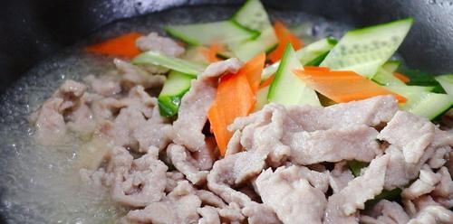 春天吃什么？教你一招，炒出来的猪肉嫩嫩滑滑，一点都不老