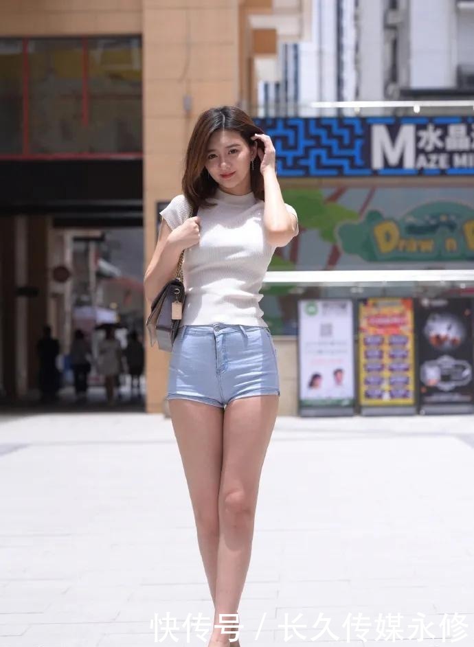 时尚靓丽|怎样穿出凉快又动人的感受？修身上衣加短牛仔裤，时尚靓丽又少女