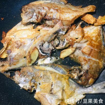 小米辣|三步搞定香酥葱香鲳鱼我家吃了十年，竟然还没吃腻