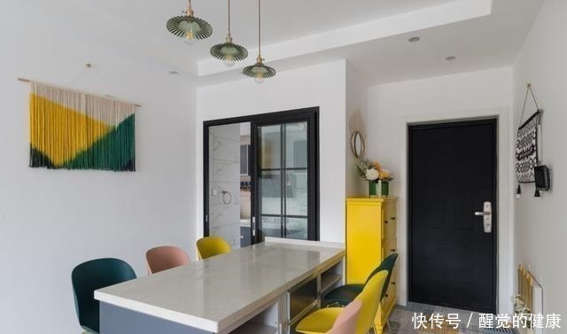 一进玄关就让人眼亮一眼,这套装修太漂亮了,清爽活泼还有点轻奢!