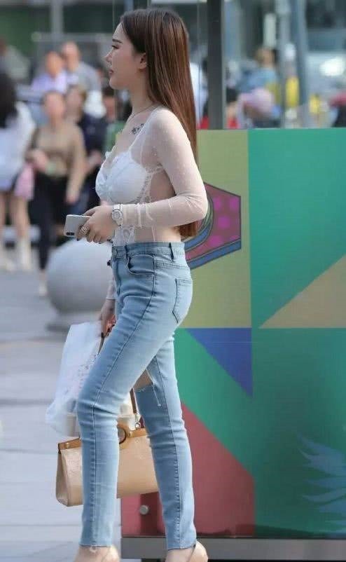 宝妈穿粉色连衣裙逛街,引路人称赞