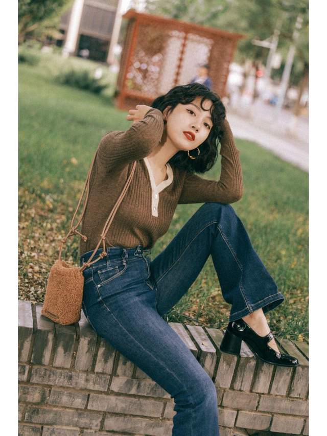 穿搭|秋季保暖怎么穿?不如试一试针织衫+牛仔裤,复古时髦又舒适