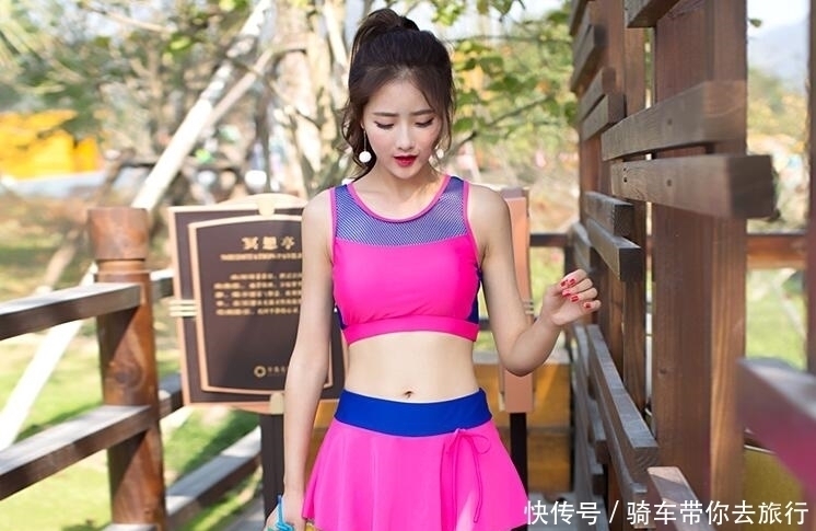 粉色泳衣|粉色分体泳衣美女,展现性感优雅的身姿,绽放的魅力无限