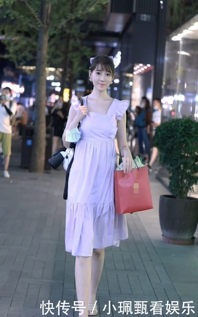 身穿浅紫色连衣裙的小姐姐,清纯甜美,仿佛校园女神