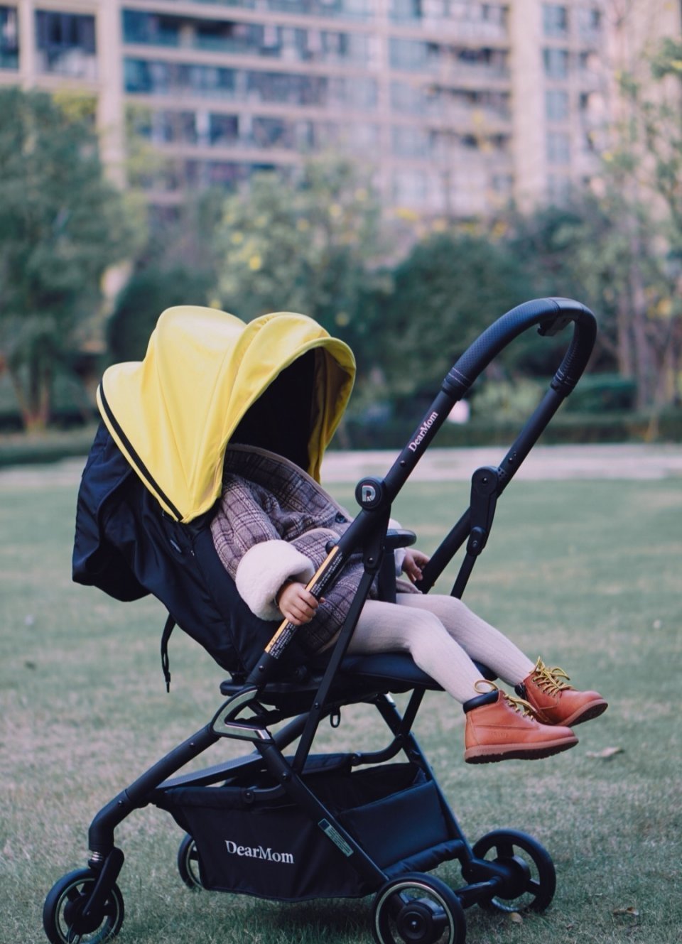 婴儿|选错婴儿车导致6月龄宝宝脊椎变形!不同月龄选购婴儿车,有讲究