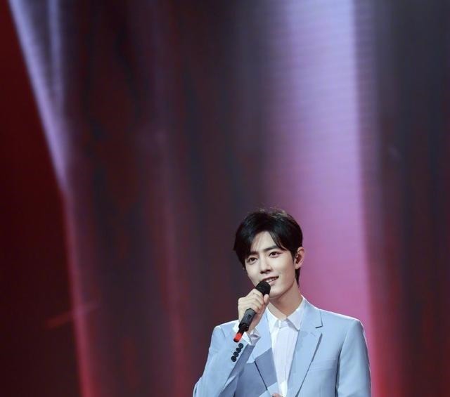 北京卫视|时隔一年肖战再次致敬医护人员,去年登台无宣发如今助力节目宣发!