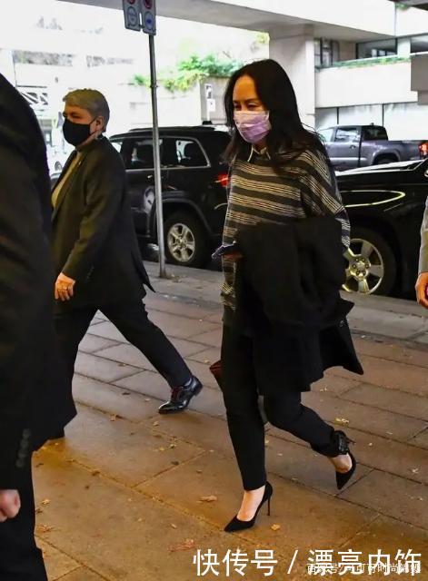 条纹|孟晚舟穿衣太有技巧,条纹衫搭修身西装裤,不“扮嫩”也不显老气